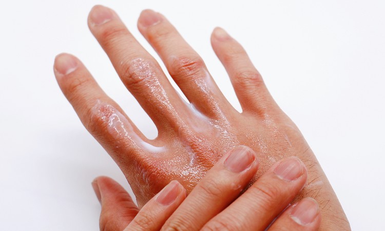 ハンドクリームがベタつく原因