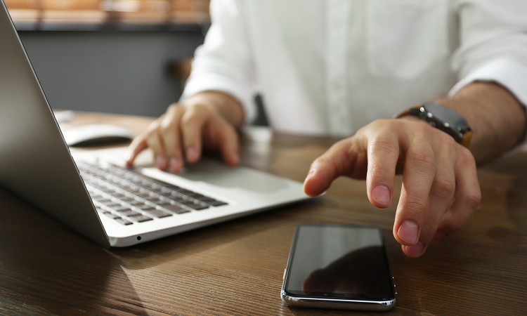 べたつかないハンドクリームはスマホも触れる