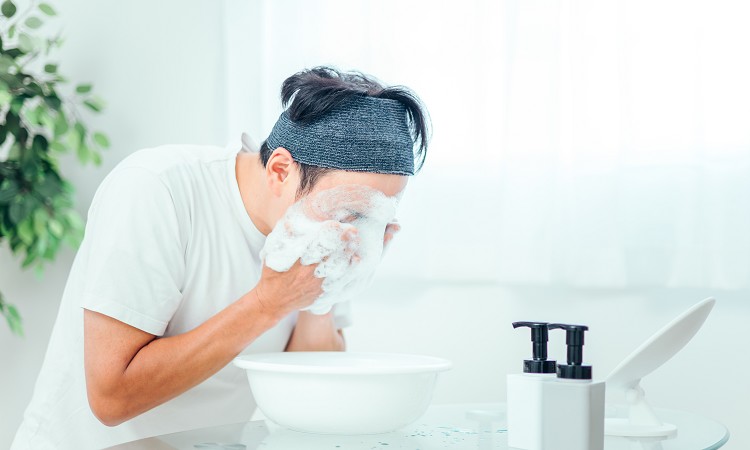 洗浄の見直し！必要な皮脂を落とさない洗顔