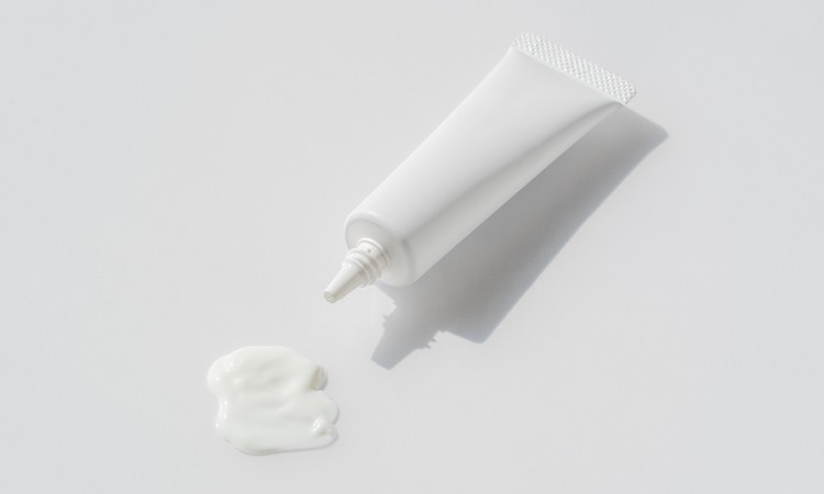 「ベタつき」を抑えた感触改良処方であるか